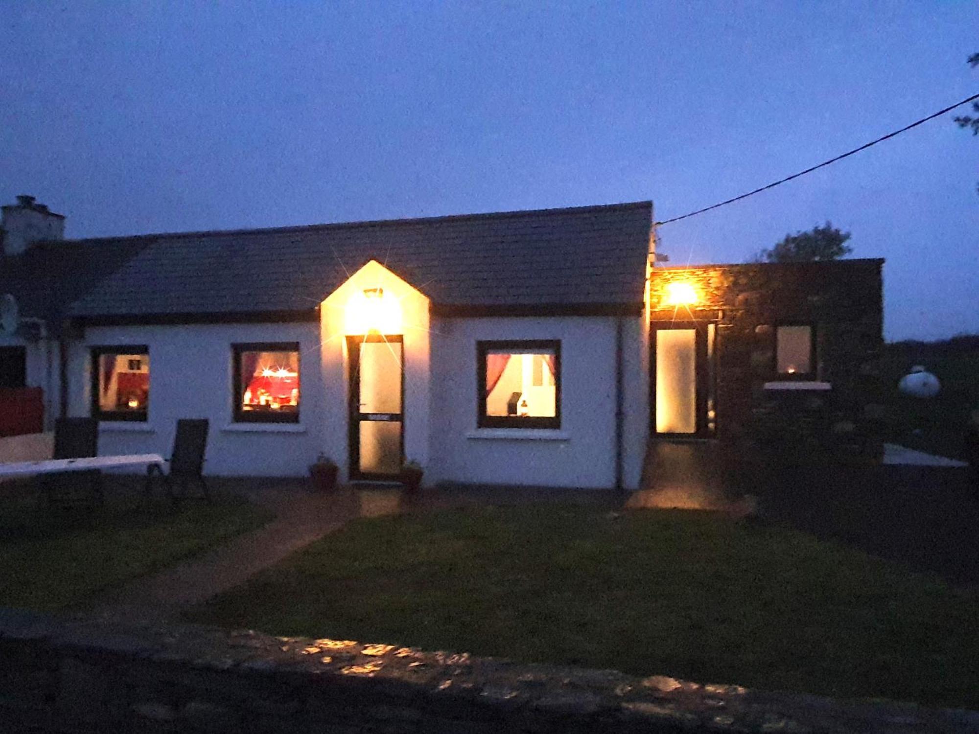 Shore Cottage - Cosy Comfort At The Sea Knights Town Exterior photo
